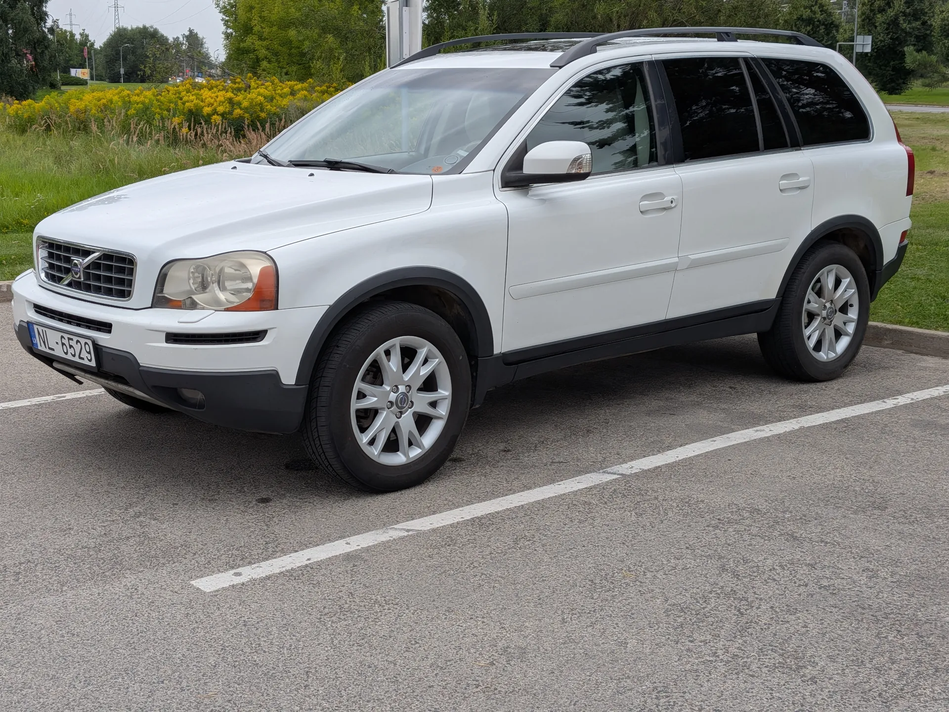 Balts Volvo XC90 no priekšējā sānskata